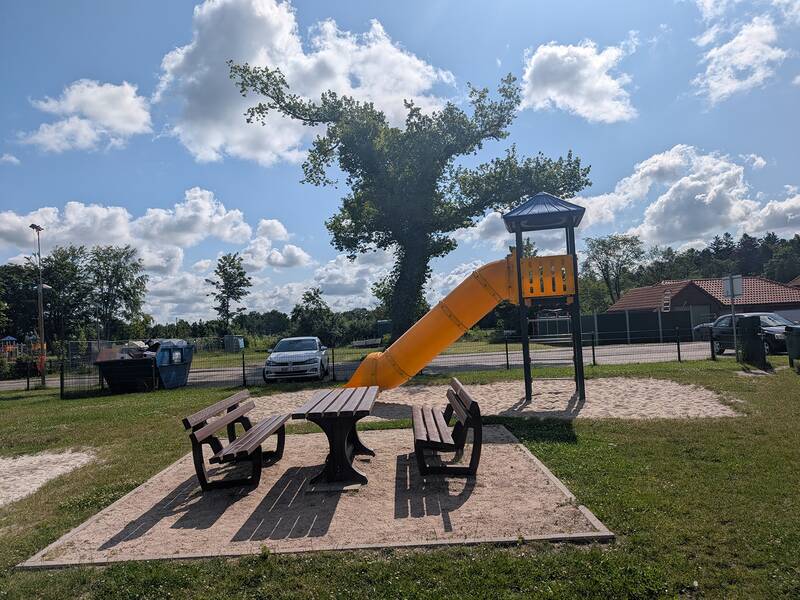 Abbildung von Spielgeräten auf dem Spielplatz am Kompaniehaus