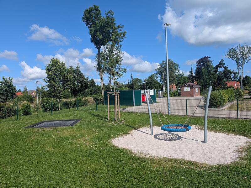 Abbildung von Spielgeräten auf dem Spielplatz am Kompaniehaus