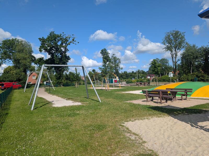 Abbildung von Spielgeräten auf dem Spielplatz am Kompaniehaus