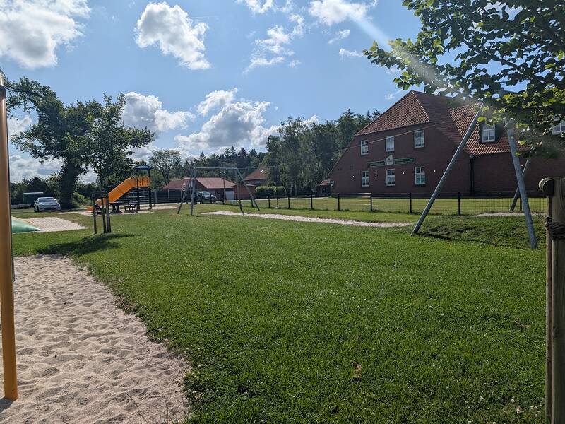 Abbildung von Spielgeräten auf dem Spielplatz am Kompaniehaus