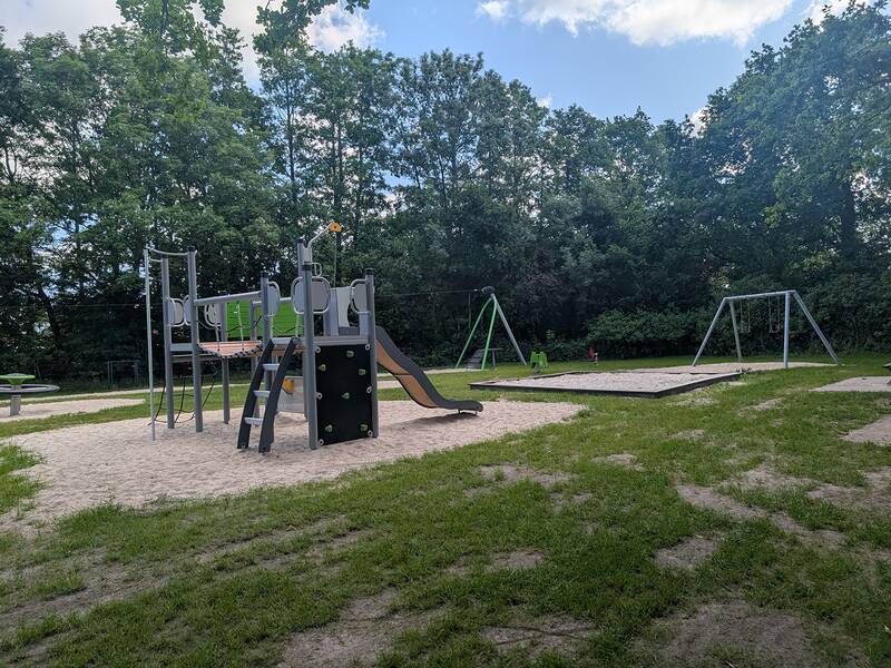 Abbildung von Spielgeräten auf dem Spielplatz an der Poststraße