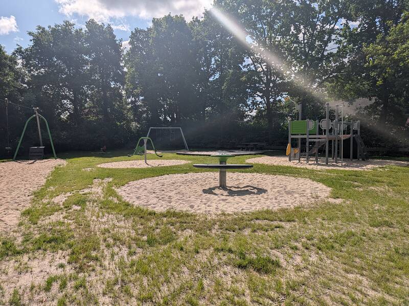 Abbildung von Spielgeräten auf dem Spielplatz an der Poststraße