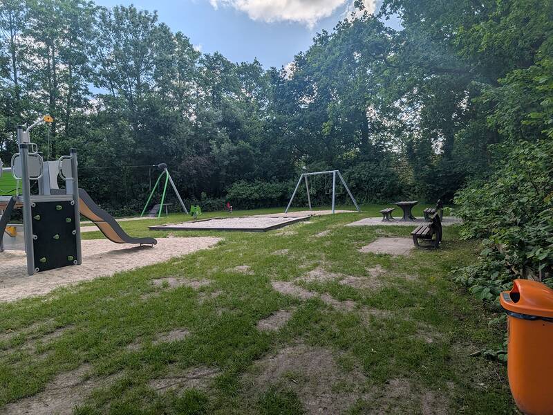 Abbildung von Spielgeräten auf dem Spielplatz an der Poststraße