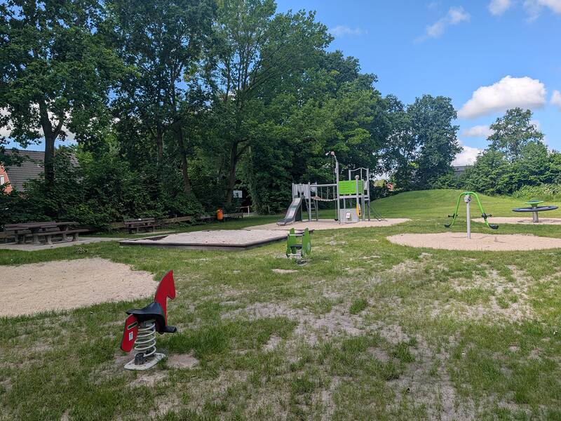 Abbildung von Spielgeräten auf dem Spielplatz an der Poststraße