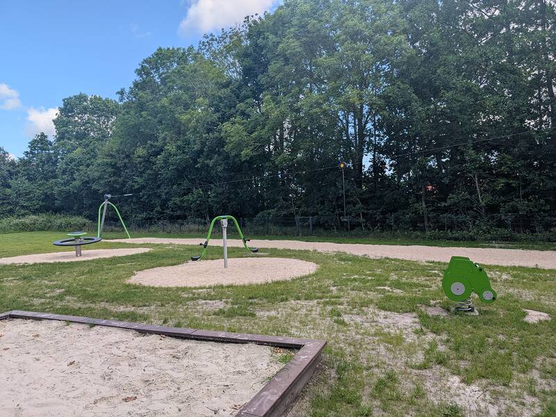 Abbildung von Spielgeräten auf dem Spielplatz an der Poststraße