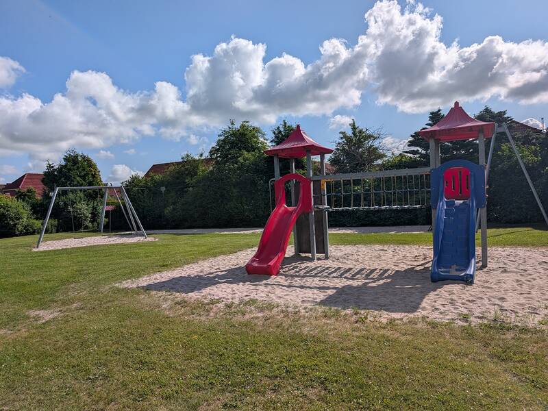 Abbildung von Spielgeräten auf dem Spielplatz am Fichtenweg