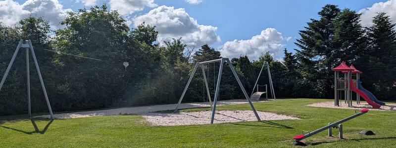 Abbildung von Spielgeräten auf dem Spielplatz am Fichtenweg