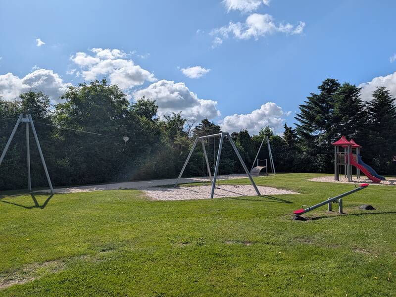 Abbildung von Spielgeräten auf dem Spielplatz am Fichtenweg