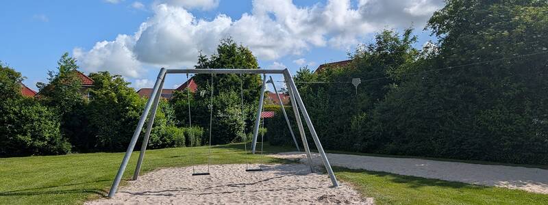 Abbildung von Spielgeräten auf dem Spielplatz am Fichtenweg