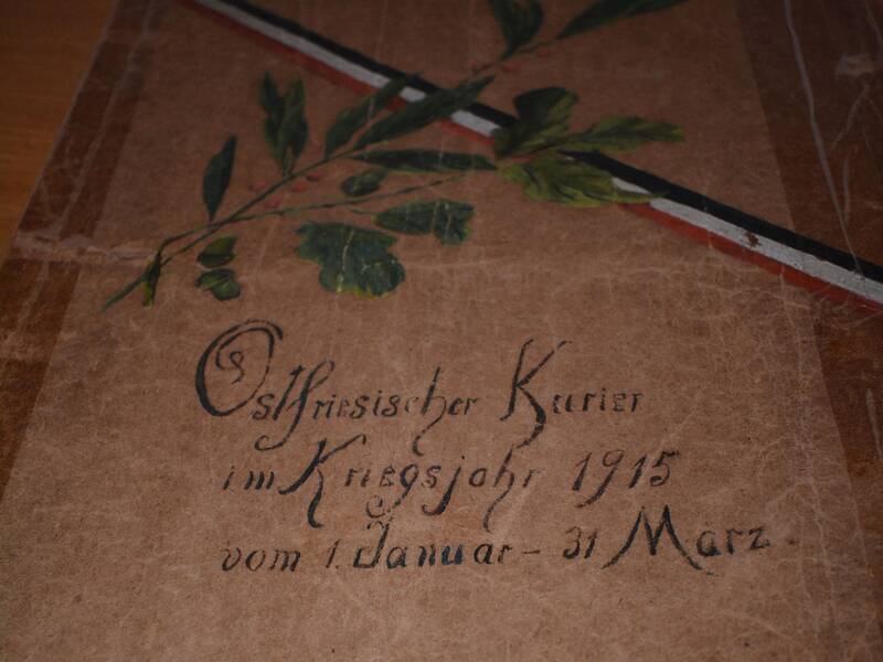 Abbildung einer Sammlung von Ausgaben des Ostfrisesischen Kuriers vom 1. Januar bis 31. März 1915