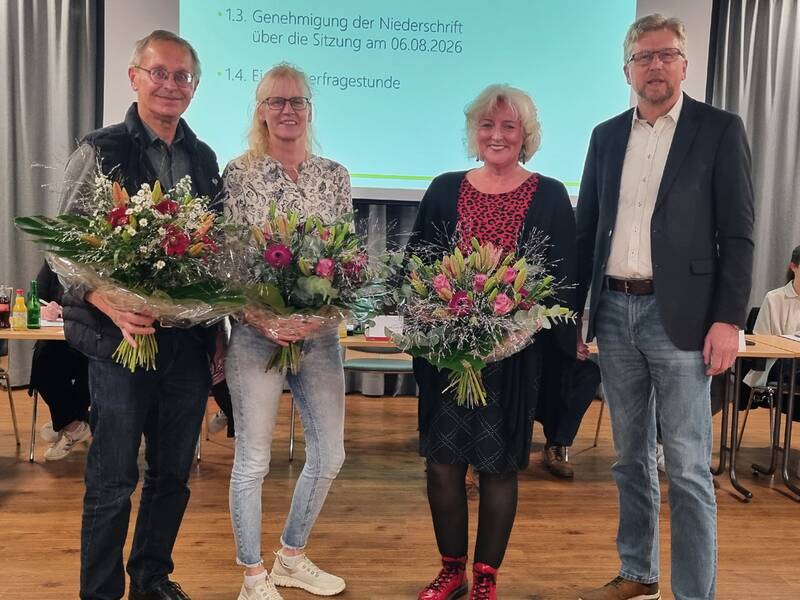 Ehrung für langjährige Ratsarbeit. Abbildung mit Manfred Dringenberg, Sabine Graver und Hannelore Poppinga-Hanssen