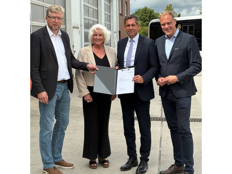 Bgm Fredy Fischer, SPD-Fraktionsvorsitzende Frau Poppinga-Hanssen, Ministerpräsident Olaf Lies und MdL Wiard Siebels  bei der Übergabe der Resolution
