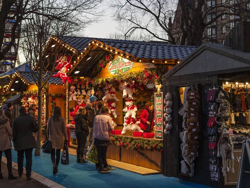 Beleuchtete Weihnachsmarkthütten