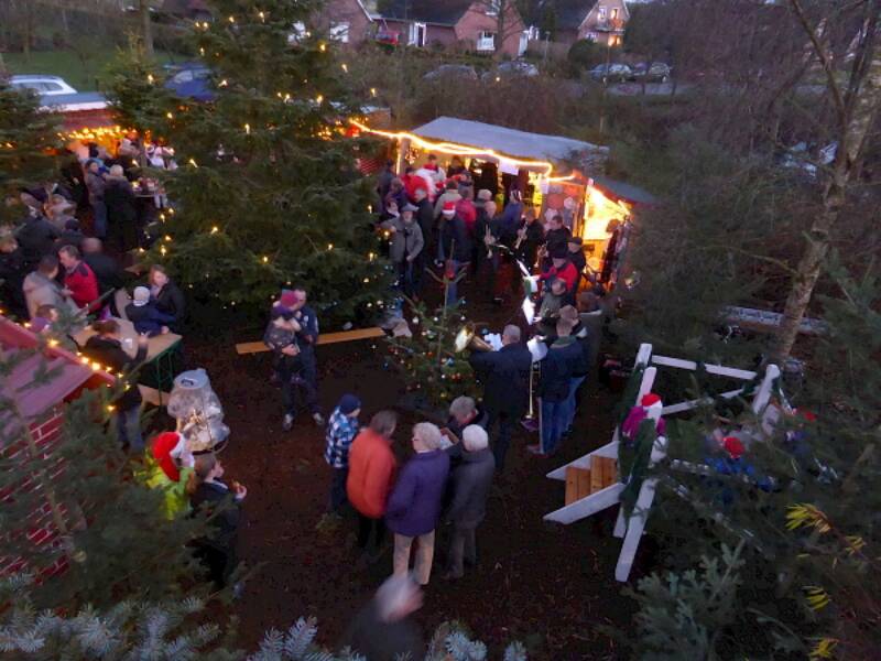 Blick auf den gut besuchten Mensteder Weihnachtsmarkt